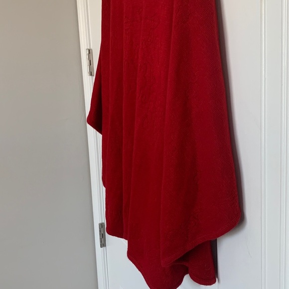 Red Cape - Picture 4 of 8